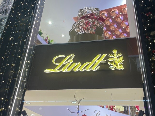 Lindt & Sprüngli Flagshipstore Wien – Lichtwerbung bei Nacht