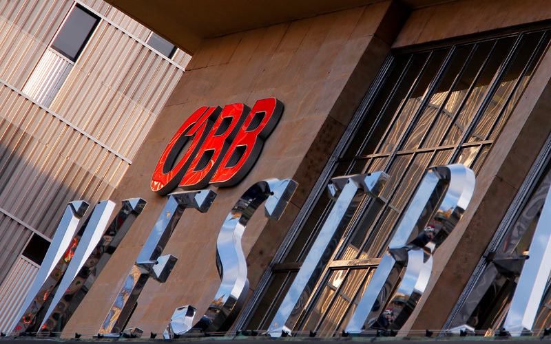ÖBB Logo und großformatiger Schriftzug Westbahnhof an der Fassade