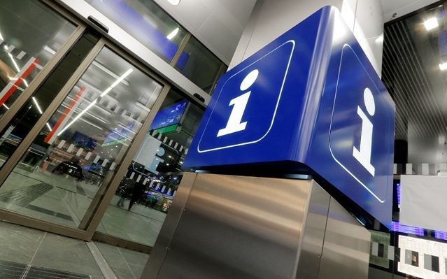 Beleuchtete InfoPoint Wegweiser im Bahnhofsgebäude