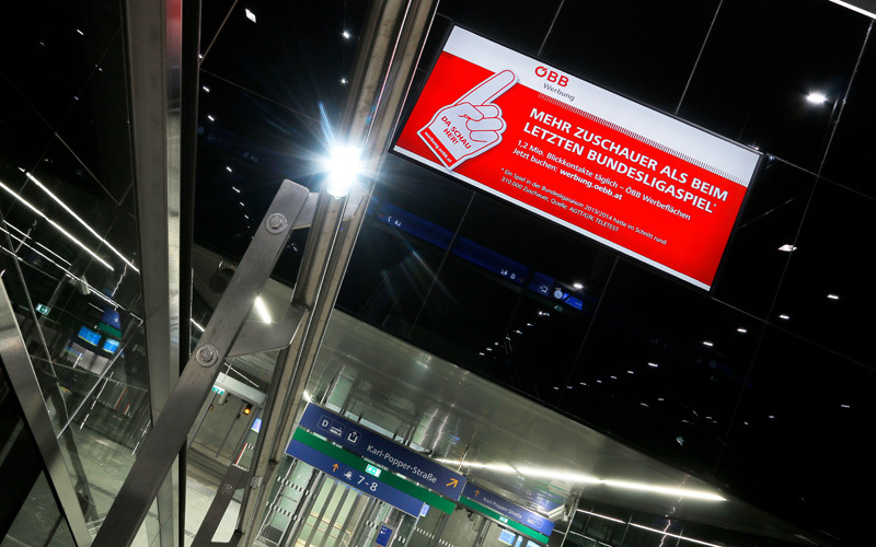 ÖBB Werbefläche im Bahnhof – beleuchtetes Großformatschild