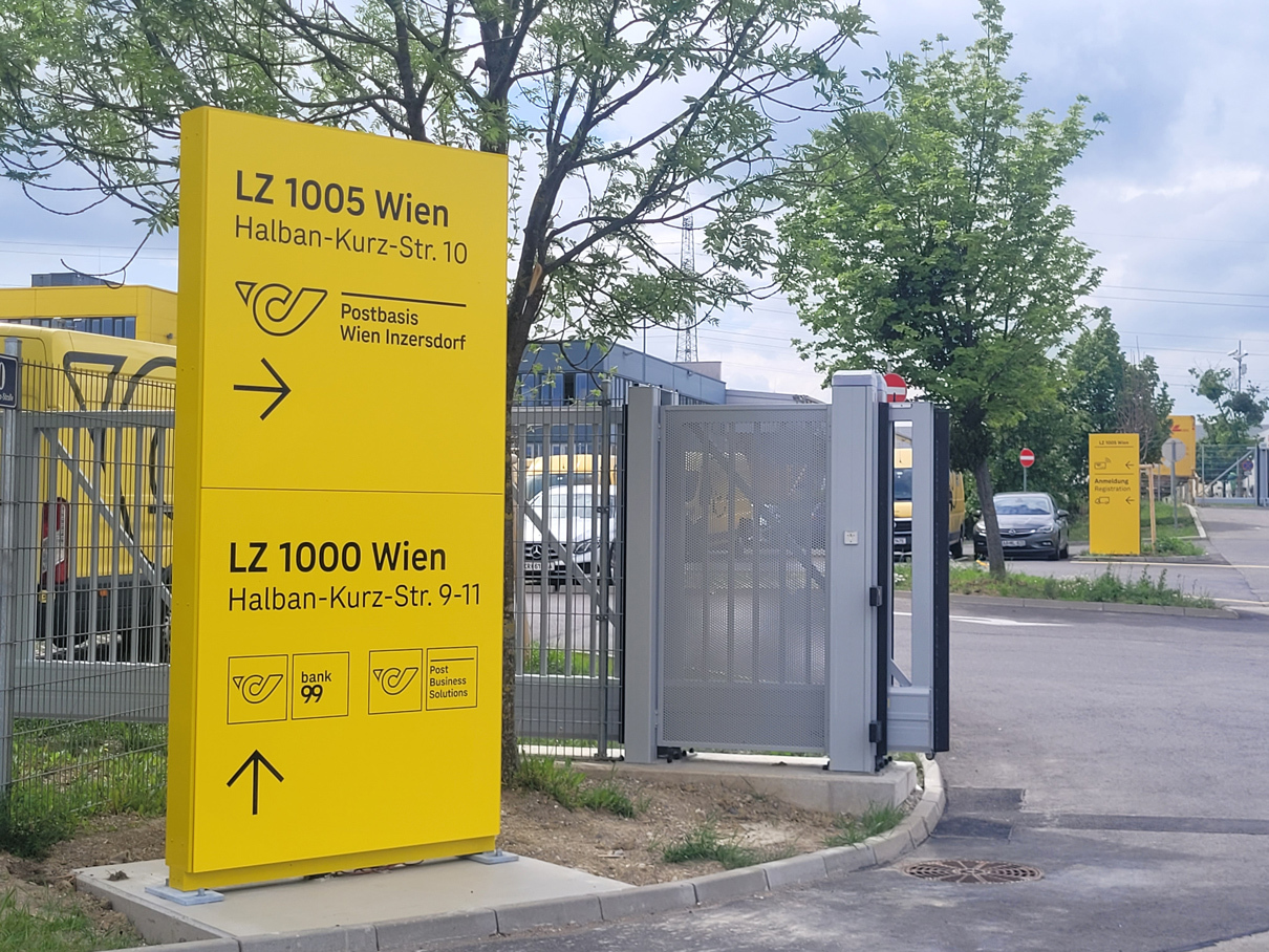 Pylon-Wegeleitsystem mit LZ 1005 und LZ 1000 Wien am Standort der Post