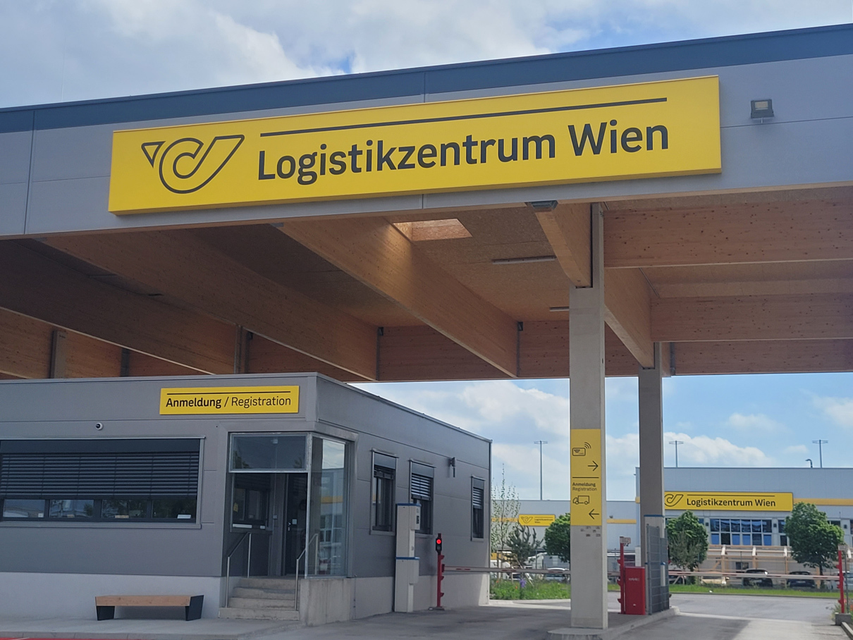 Eingangsbereich mit Logistikzentrum Wien Schild und Anmeldung