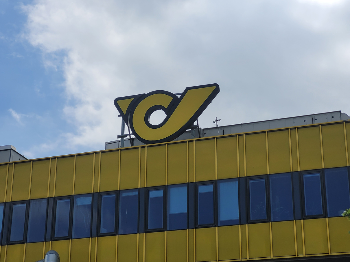 Großes Post-Logo auf dem Dach des Verwaltungsgebäudes