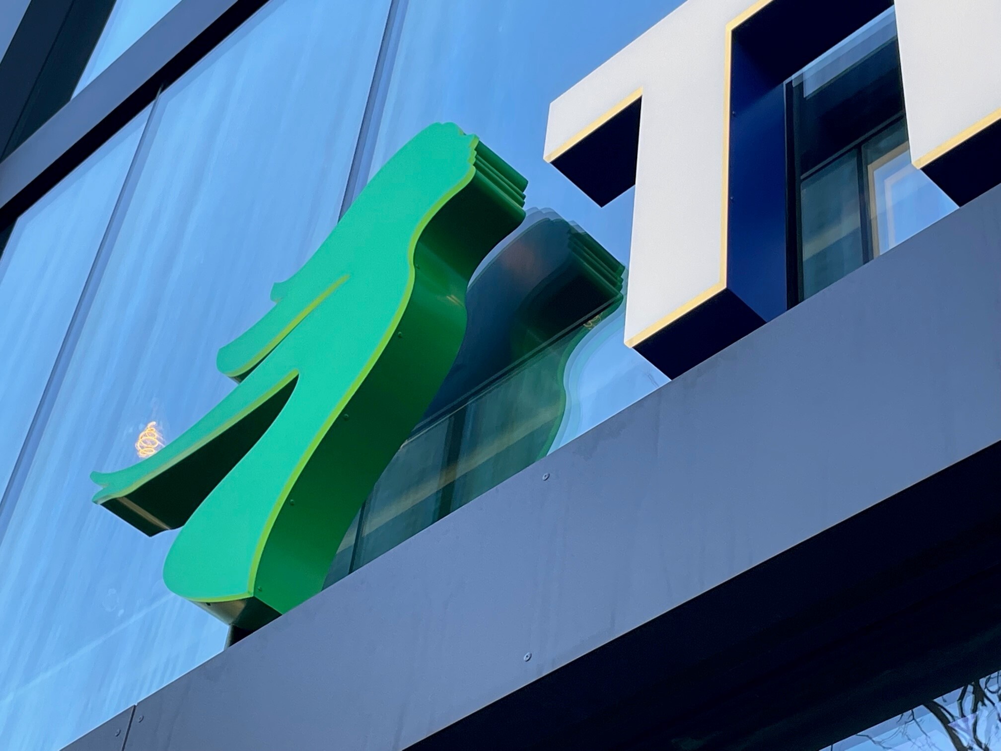 THALIA – beleuchtete grüne MUSE als Frontleuchter im Profil 4s in Detailaufnahme