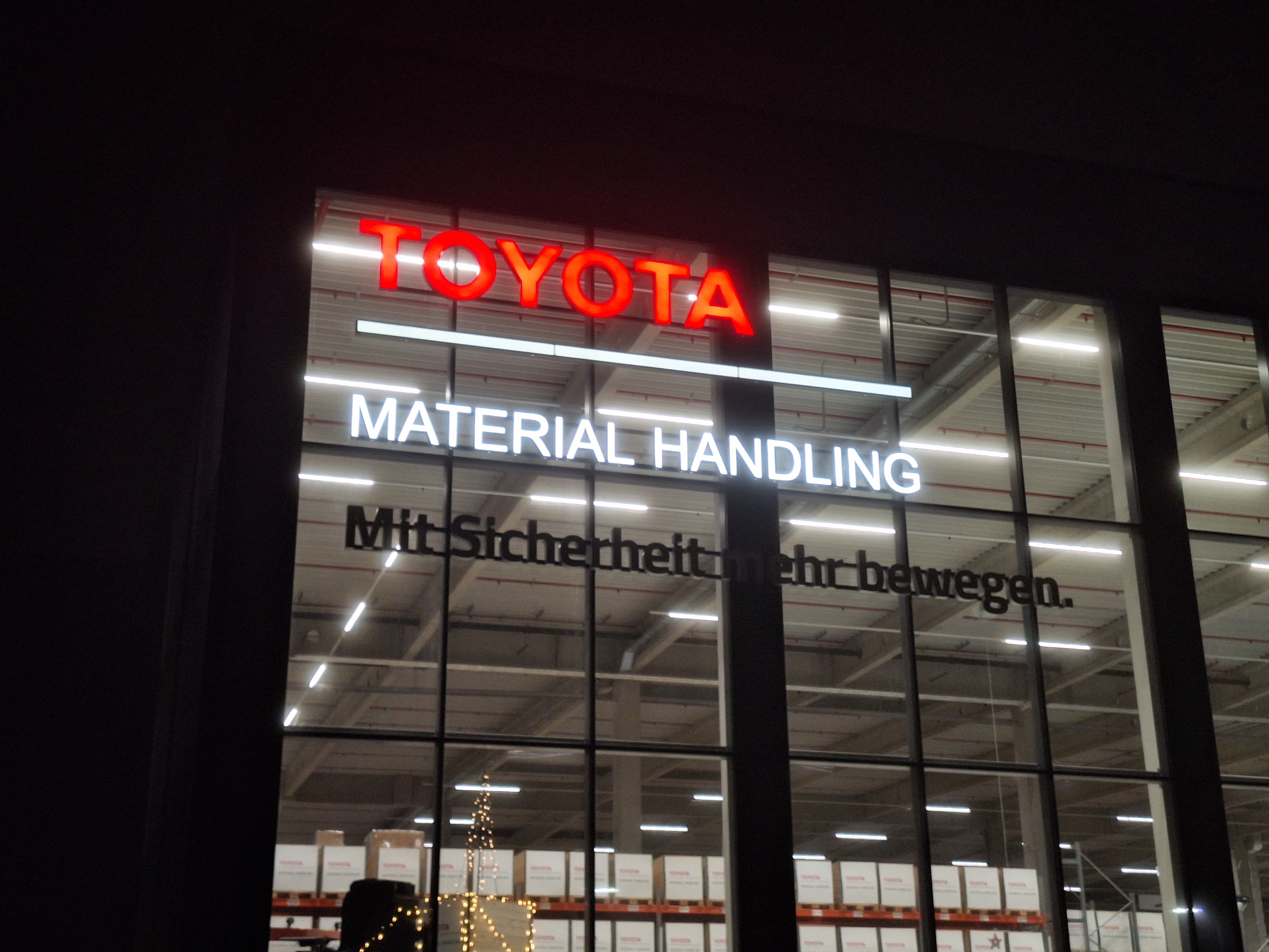 TOYOTA Lichtwerbung – beleuchtete Einzelbuchstaben an der Glasfassade