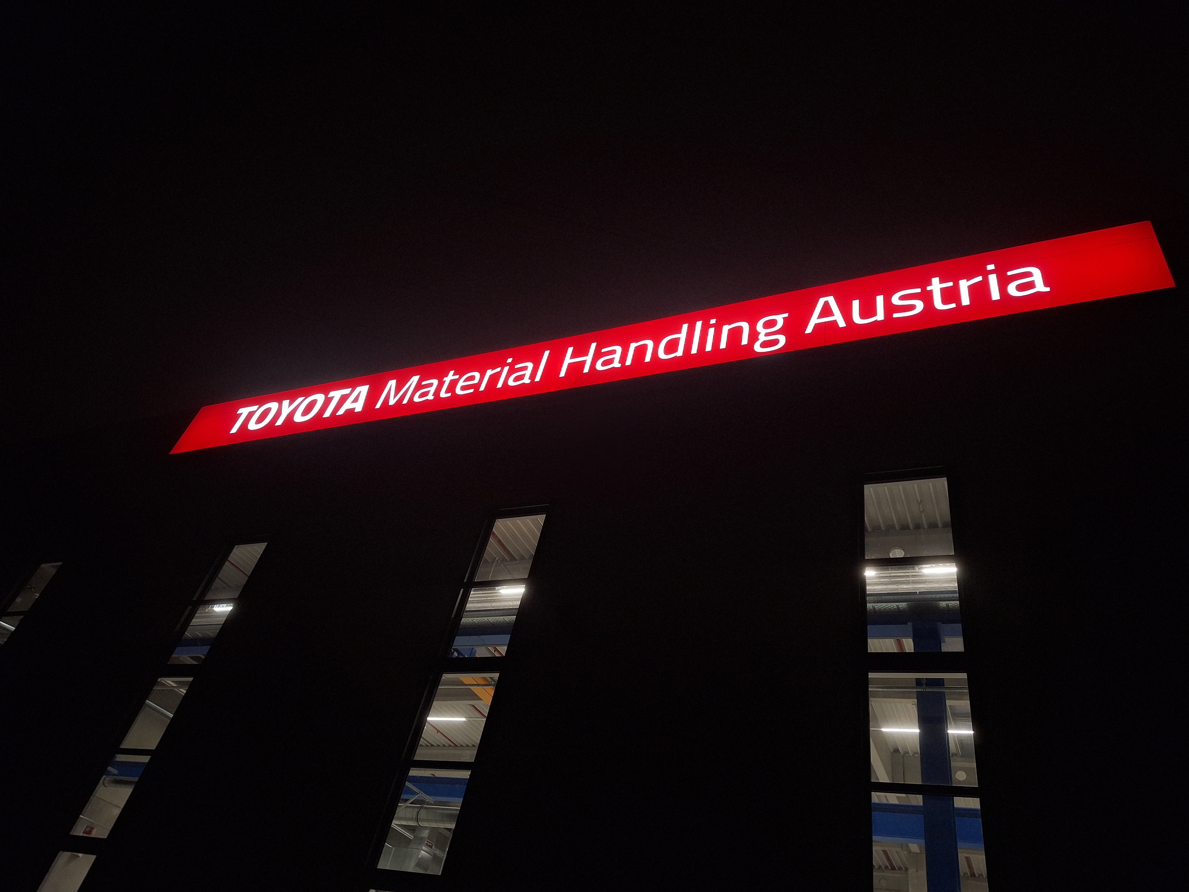 TOYOTA Material Handling Austria – Spannfolienschild Fassade