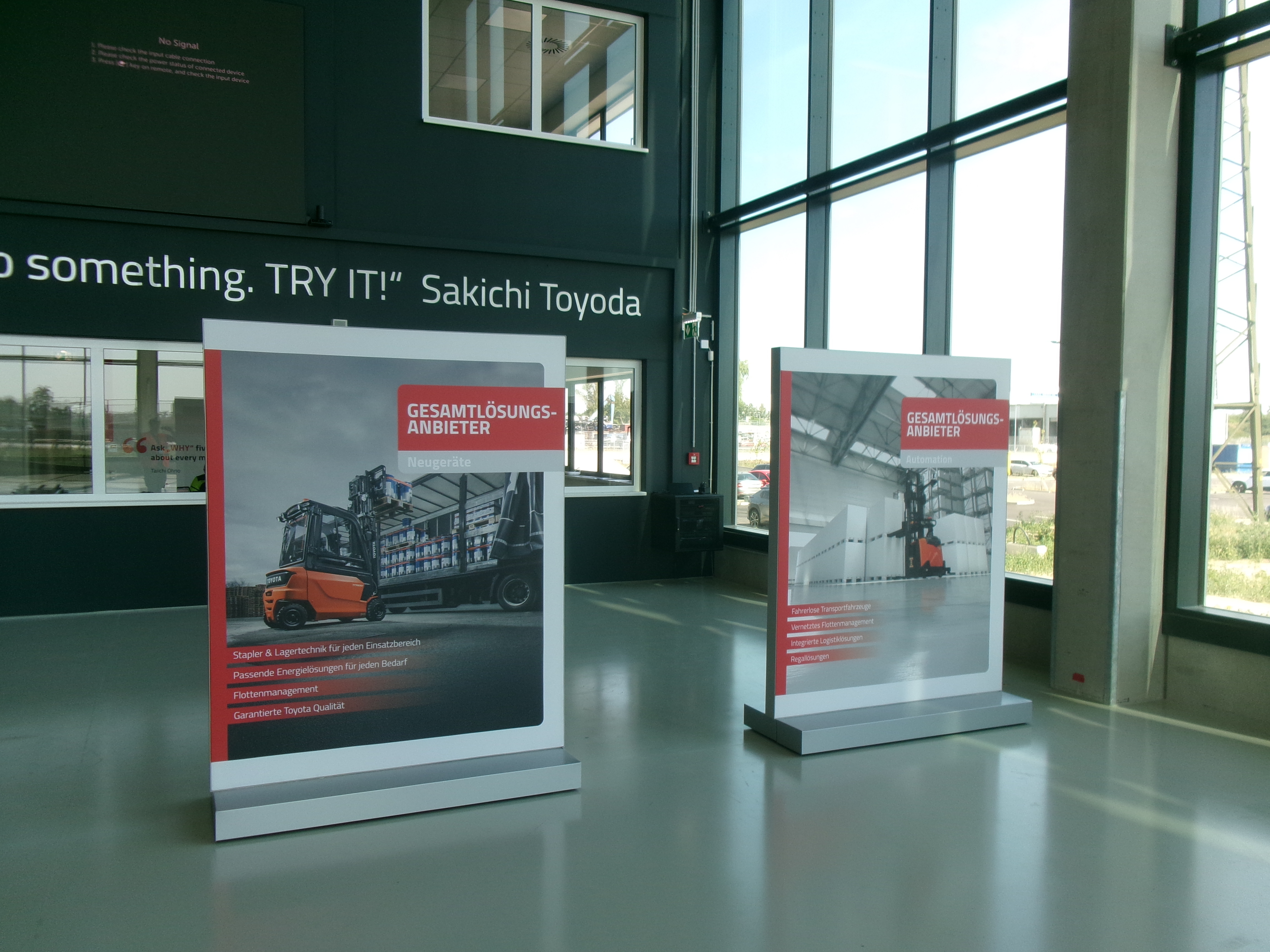 TOYOTA – bewegliche Spannrahmen im Innenbereich