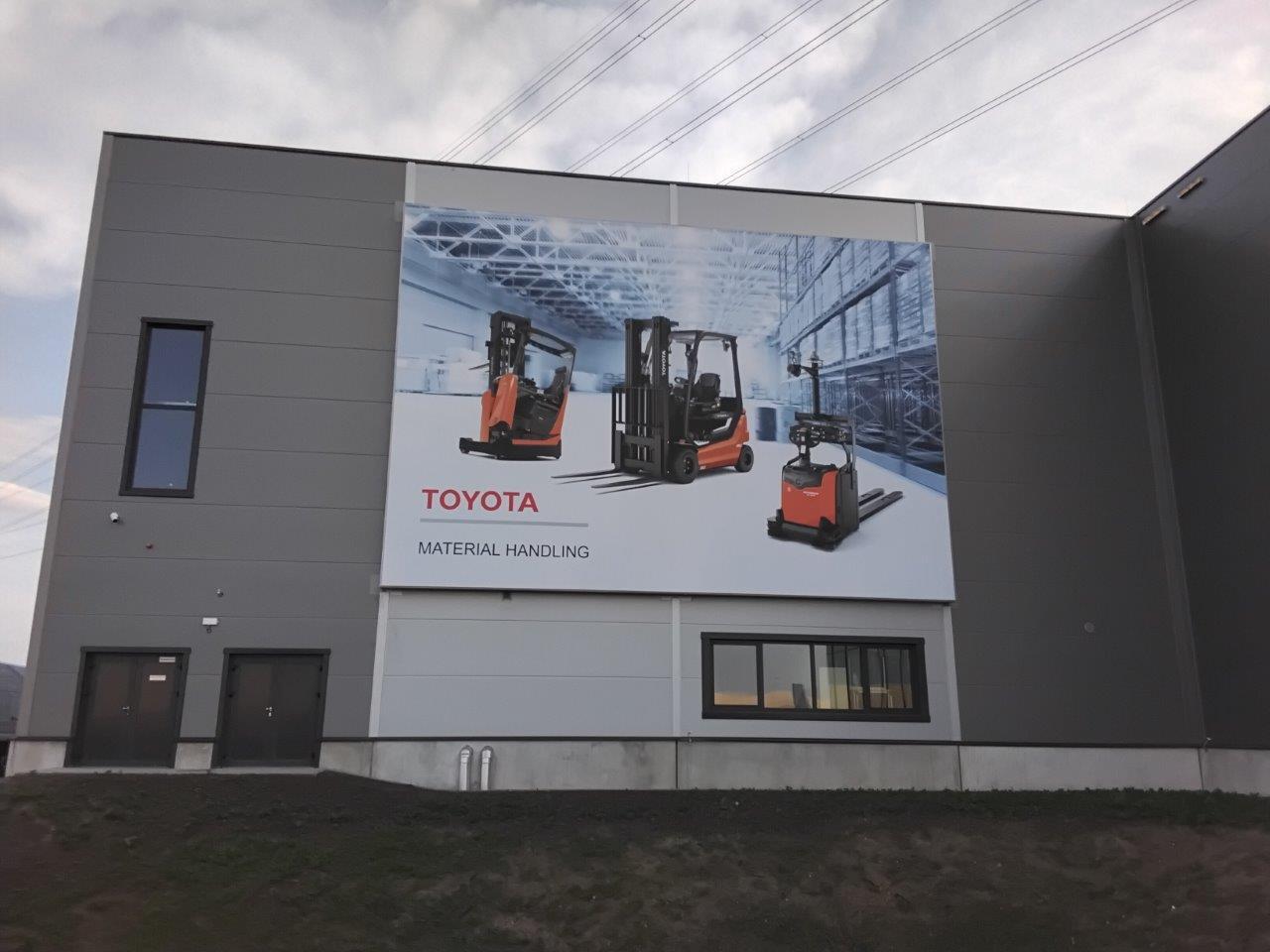 TOYOTA Material Handling – MEGA BOARD an der Außenfassade