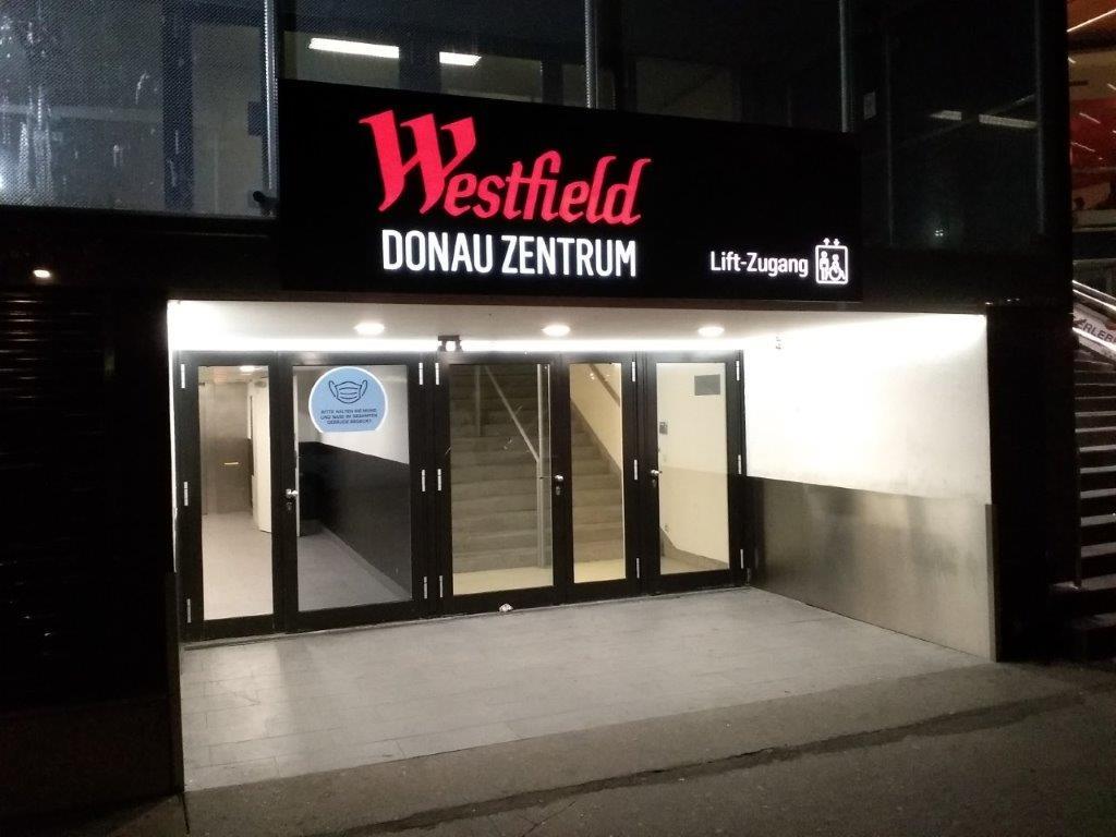 Westfield Donau Zentrum – beleuchteter Lift-Zugang mit neuem Logo