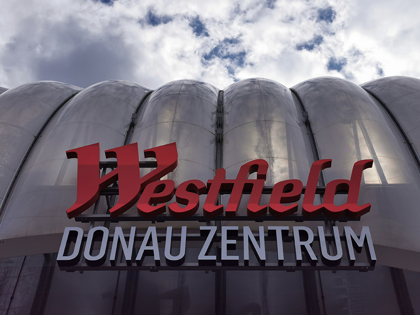 Westfield Donau Zentrum – frontaler Schriftzug am Kuppelbau bei Tag