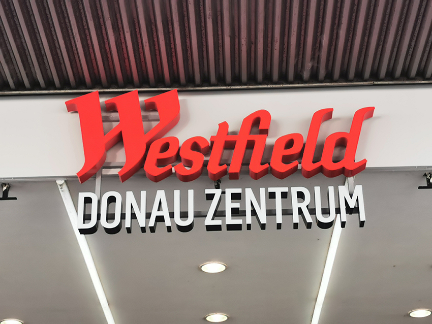 Westfield Donau Zentrum – Detailaufnahme der roten 3D-Buchstaben im Innenbereich