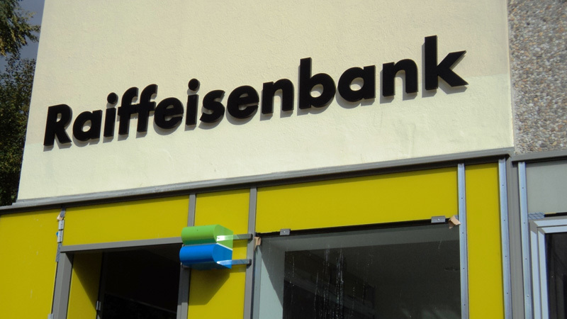 Unbeleuchtete Buchstaben Raiffeisenbank – schwarzer Schriftzug