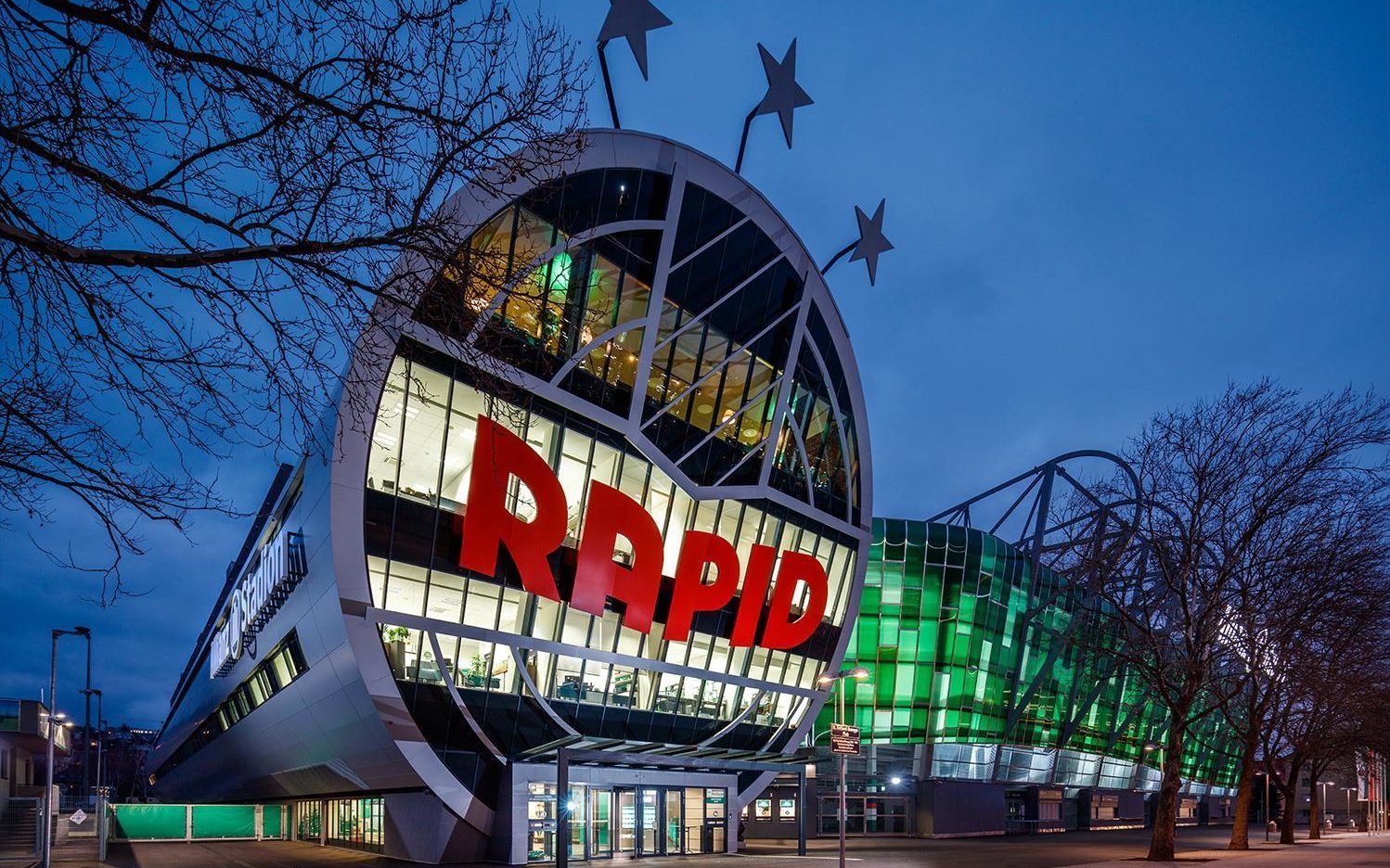 Unbeleuchtete Buchstaben Rapid – roter Schriftzug am Stadion