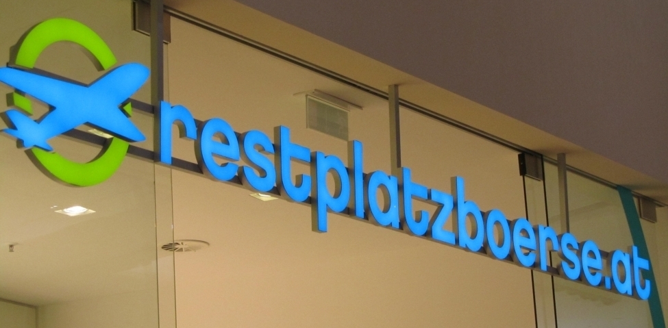 Superflache Buchstaben restplatzboerse.at – blauer Schriftzug