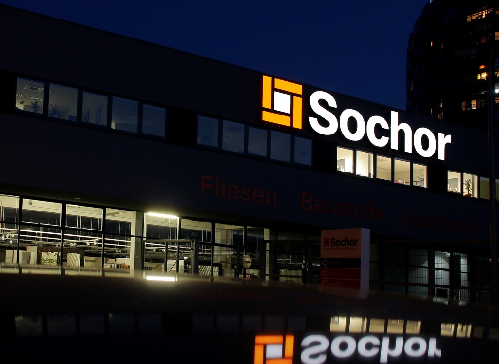 Frontleuchter Sochor – beleuchtetes Logo bei Nacht