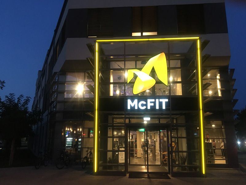 McFIT Eingangs-Torbogen gelb leuchtend