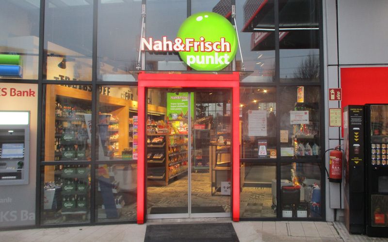 Nah & Frisch punkt Eingangs-Torbogen