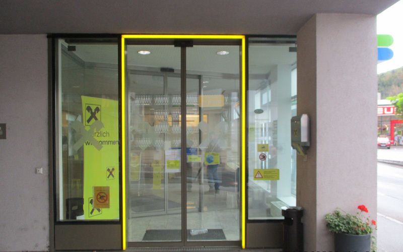 Raiffeisenbank LED-Lisene am Eingang