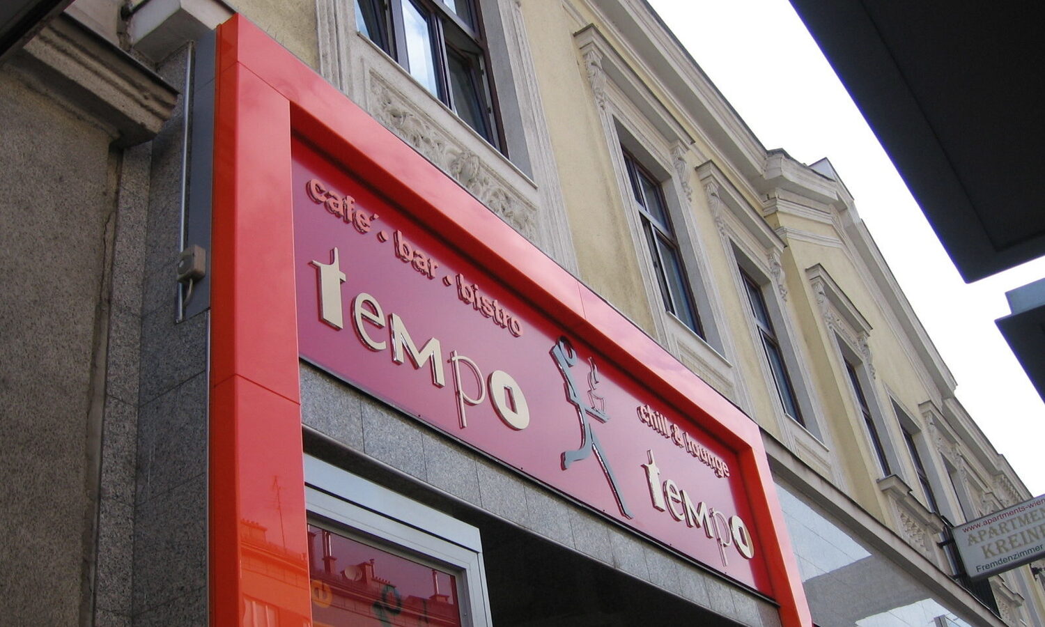 Torbogen Café Tempo – roter Rahmen mit Schriftzug