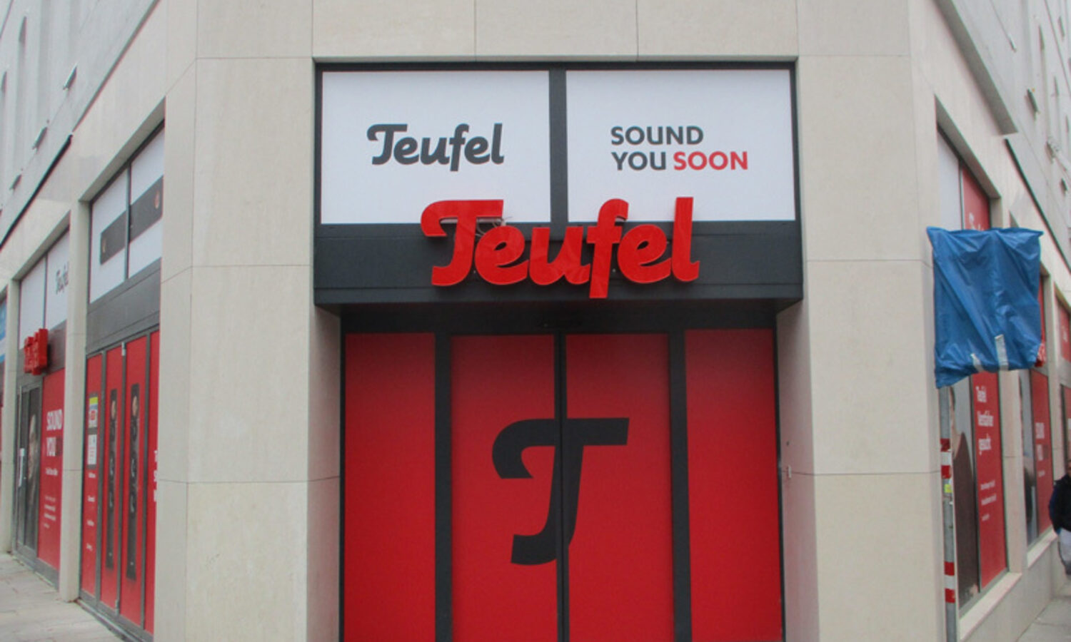 Folierung Teufel Audio – rote Schaufensterfolierung mit Logo