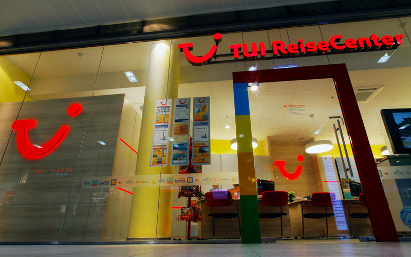 Frontleuchter TUI ReiseCenter – rote Leuchtschrift