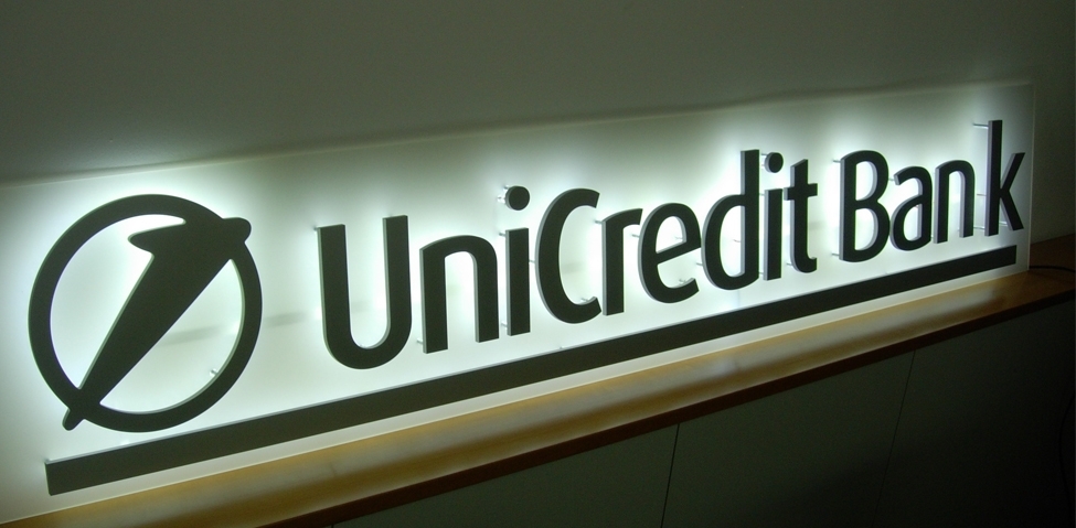 Superflache Buchstaben UniCredit Bank – schwarzer Schriftzug