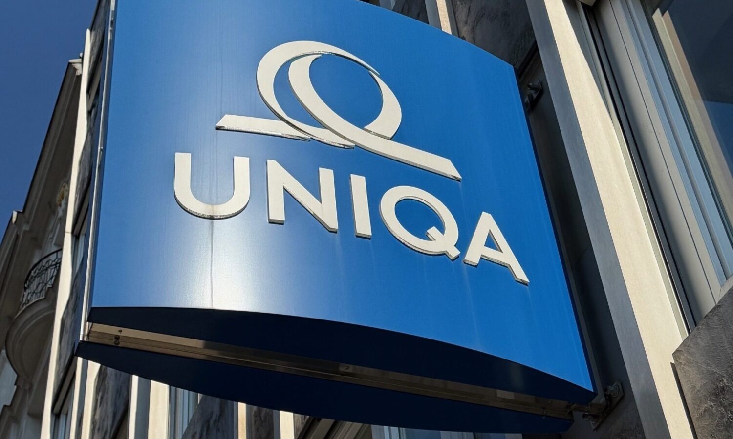 Leuchtschild UNIQA – Steckschild an Fassade
