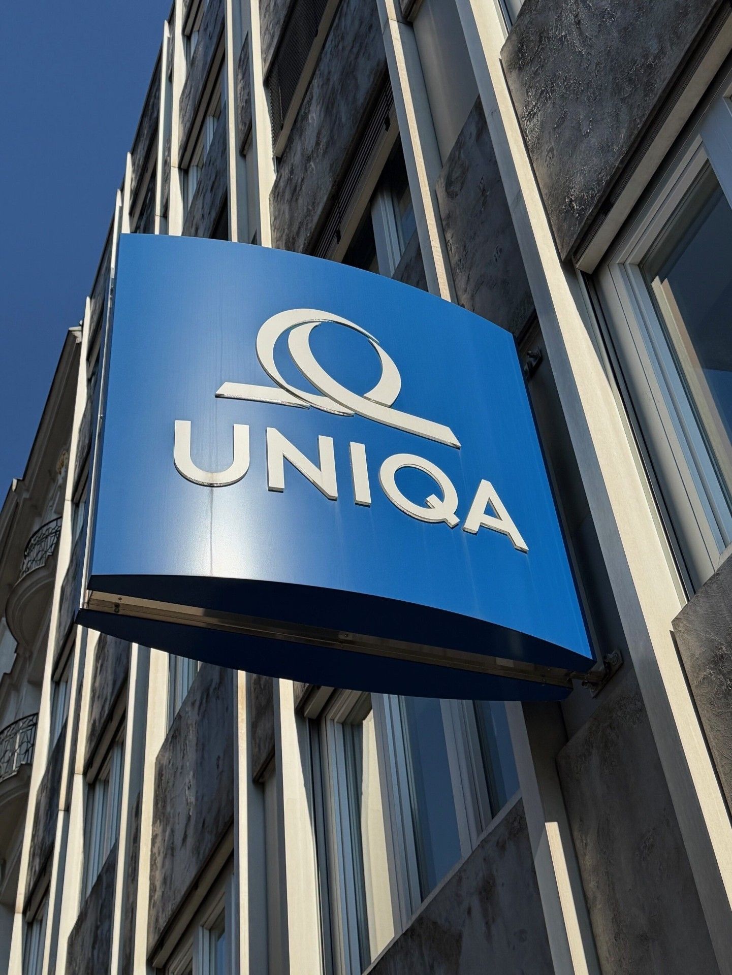 UNIQA Steckschild an Fassade