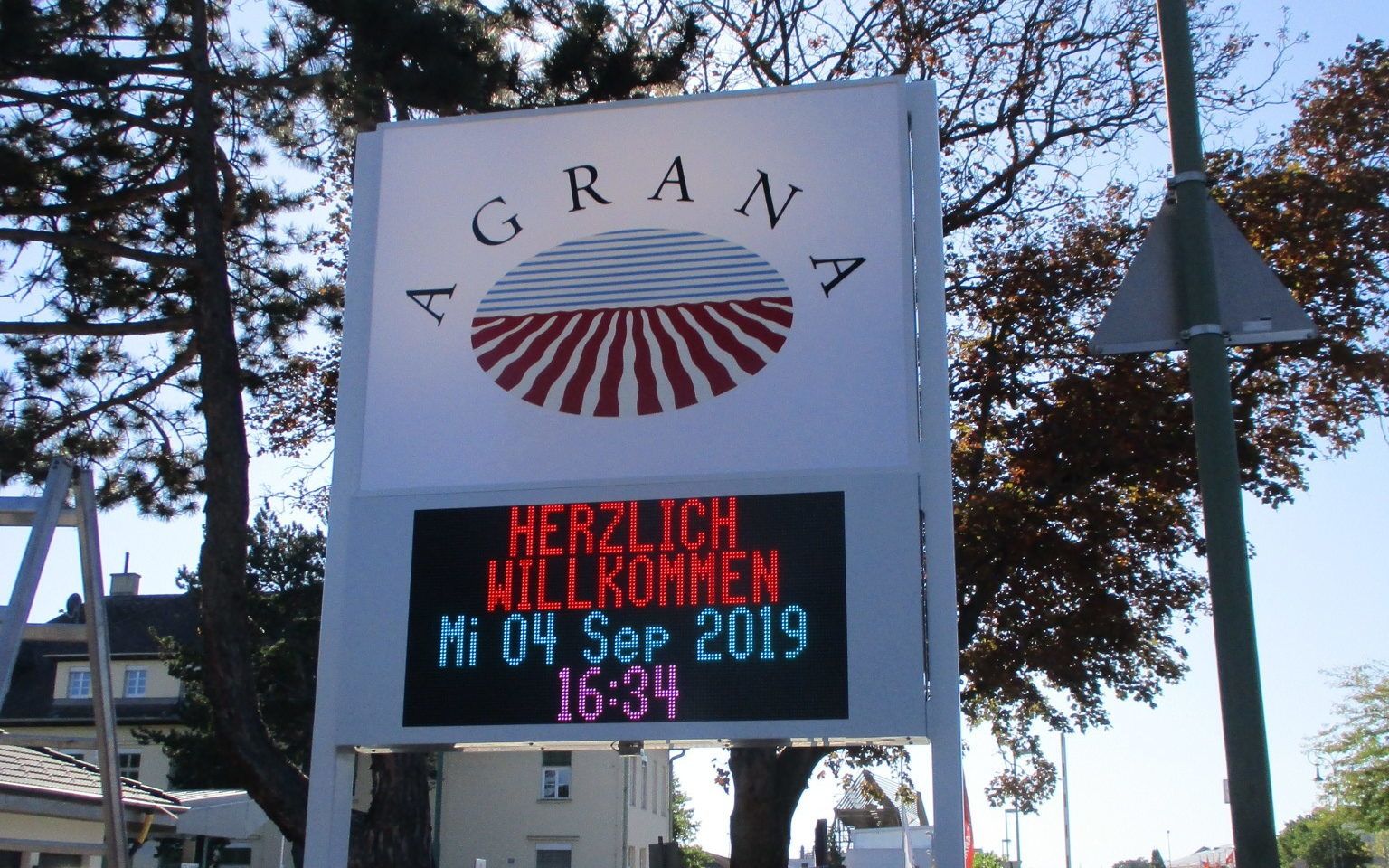 AGRANA Werbepylon mit LED-Informationsanzeige