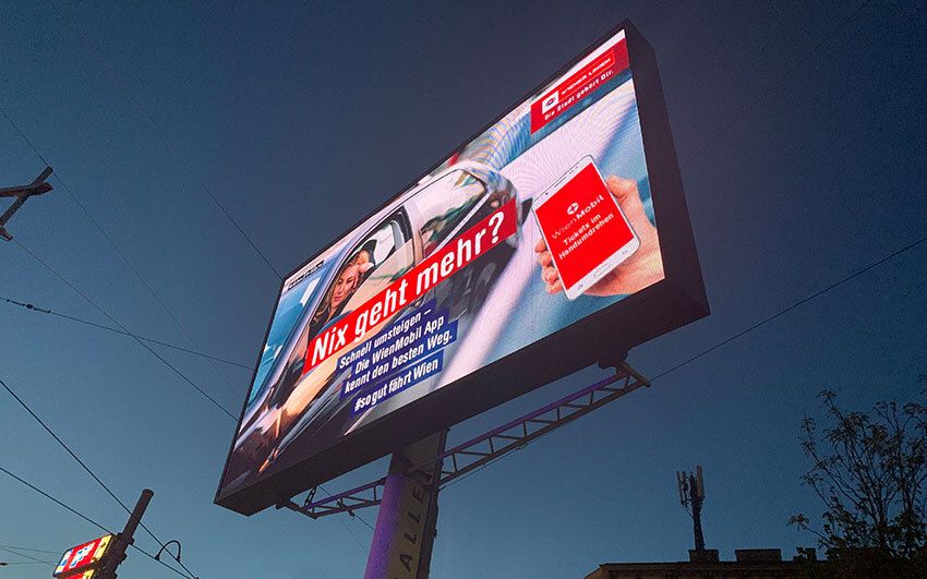 Outdoor LED-Videowall bei Nacht