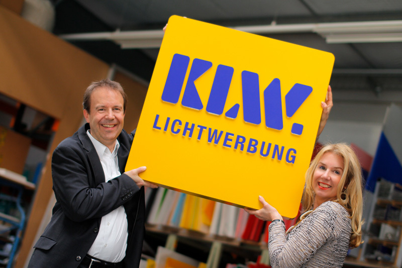 Geschäftsführung KLW Lichtwerbung mit Firmenlogo