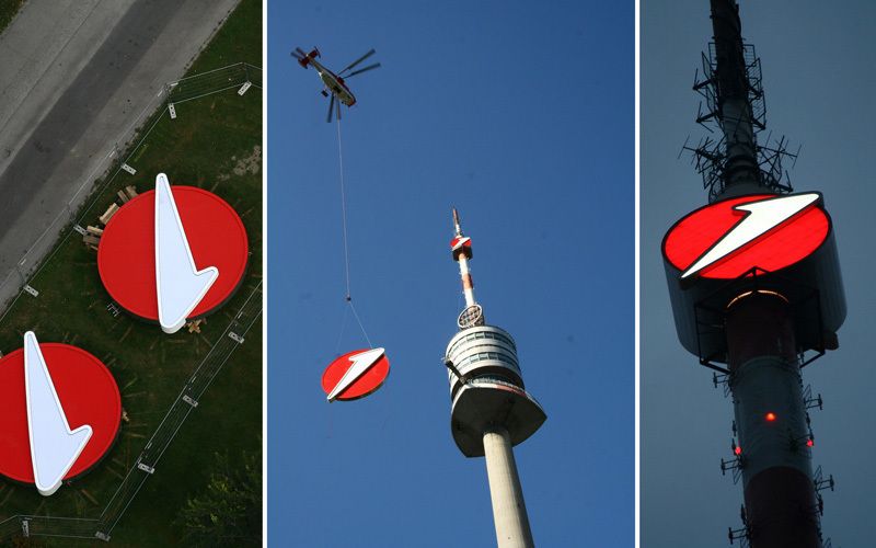 Unicredit Logo am Donauturm Wien Helikopter-Montage