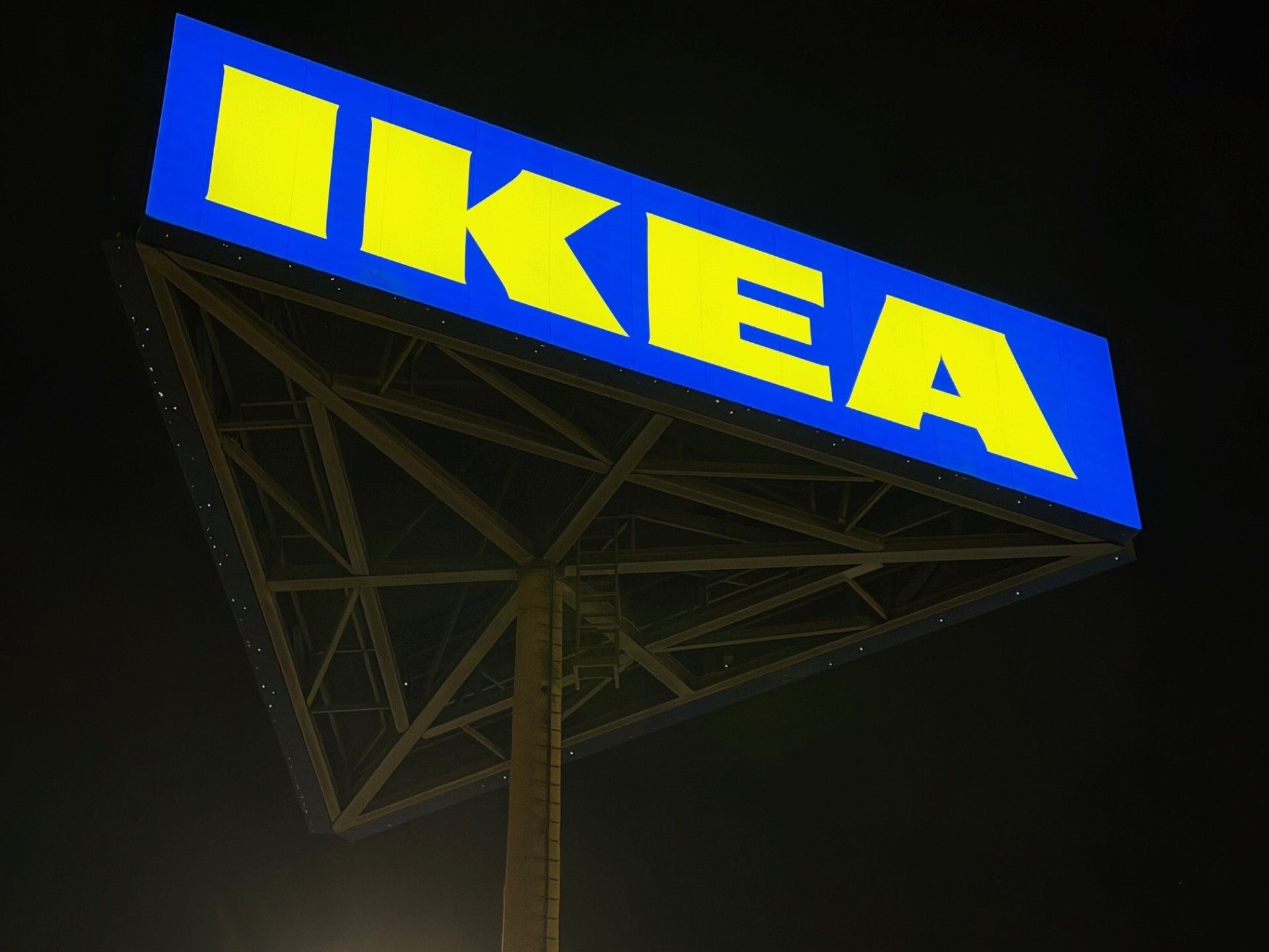 IKEA Werbeturm bei Nacht
