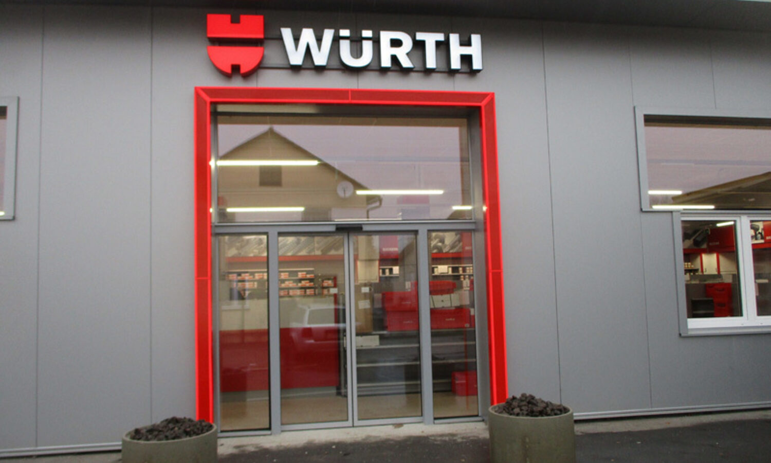 Torbogen Würth – roter Eingangsrahmen am Verkaufslager
