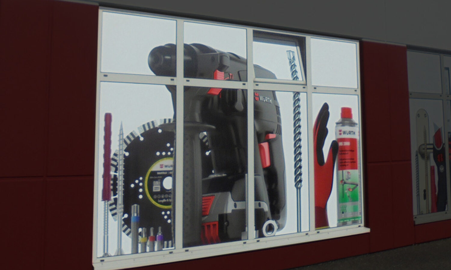 Folierung Würth – fotorealistische Werkzeug-Folierung am Fenster